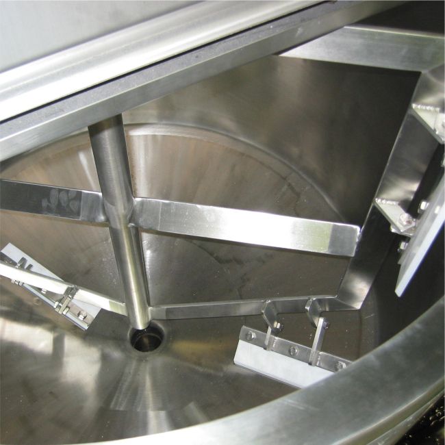 Scraper – Where a product requires good blending of the ingredients combined with heat transfer we combine the two mixers in one tank.